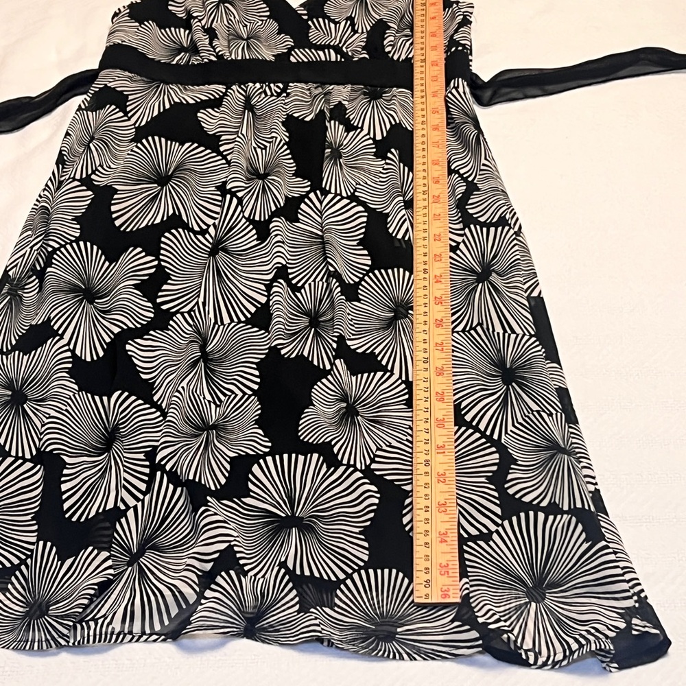 Black & White Floral Fit & Flare Dress Size 8 37” length Classic - Picture 10 of 10